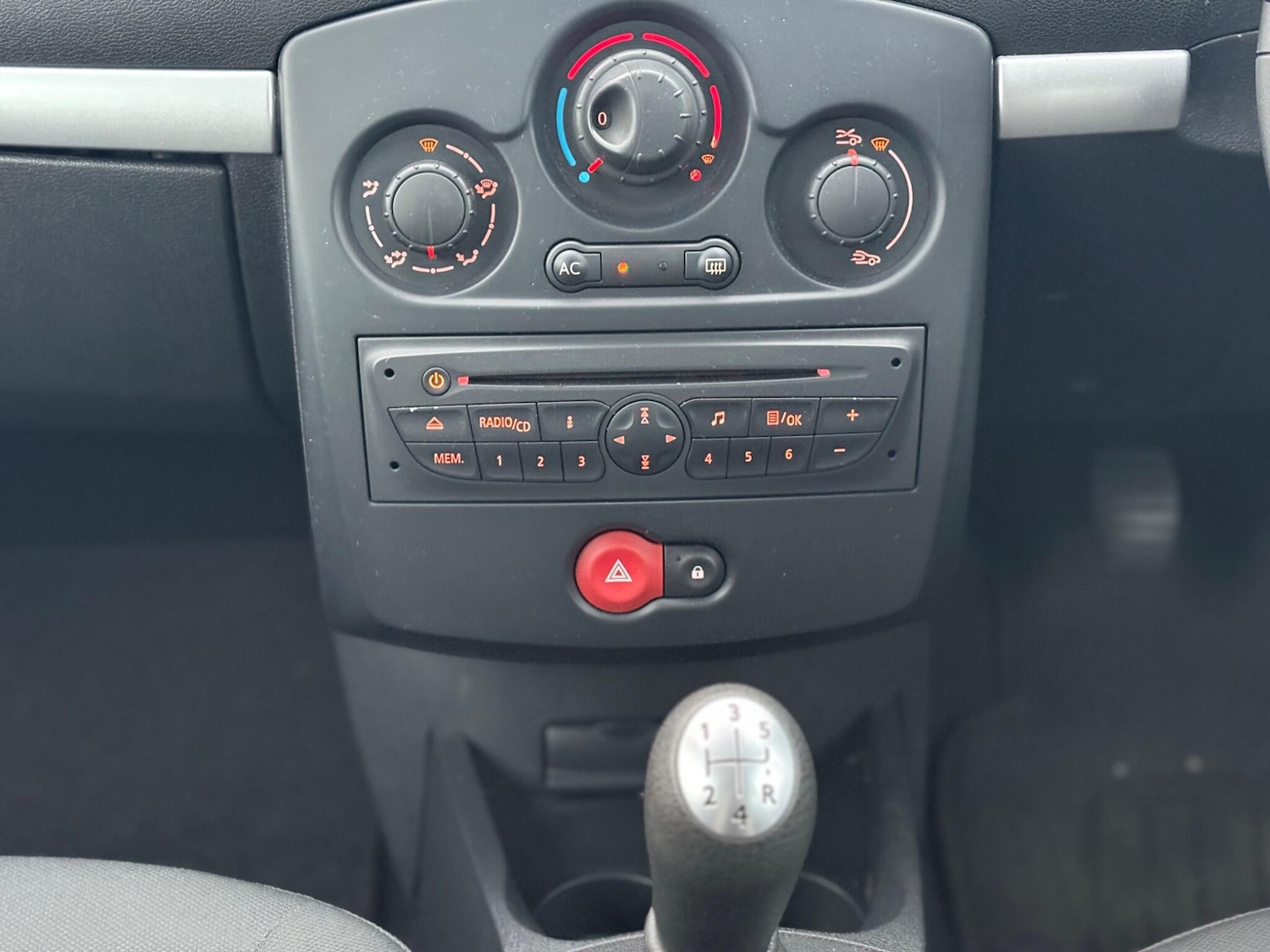 Used Renault Clio 2011 for sale - 76259486: Photo 12