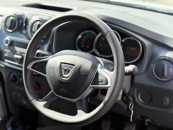 Used Dacia Sandero 2017 for sale - 76260617: Photo