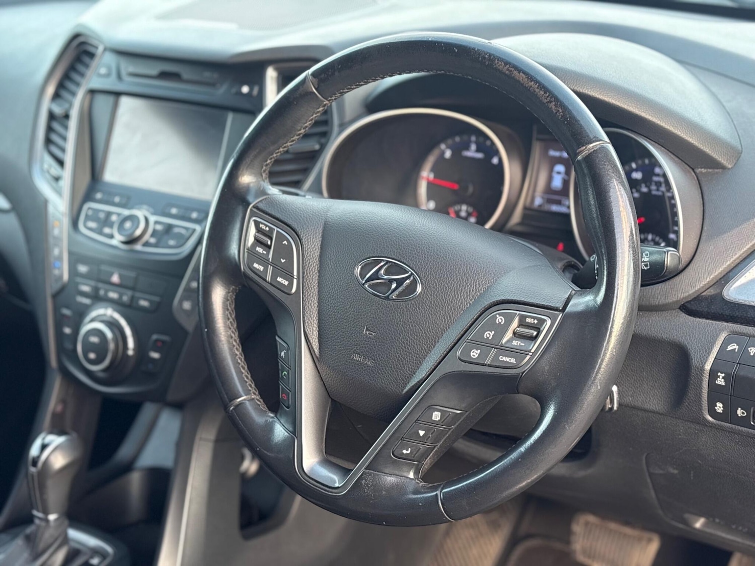 Used Hyundai Santa Fe 2015 for sale - 78203863: Photo 2