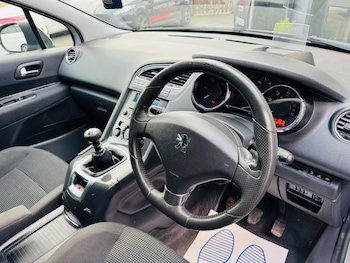 Used Peugeot 5008 2012 for sale - 77335632: Photo