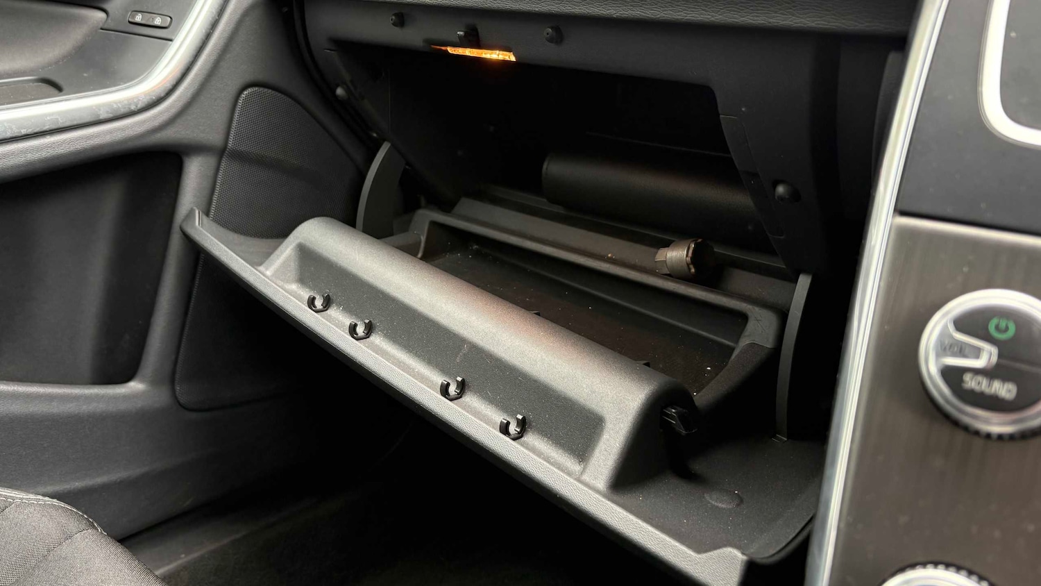 Used Volvo V60 2014 for sale - 77913931: Photo 25