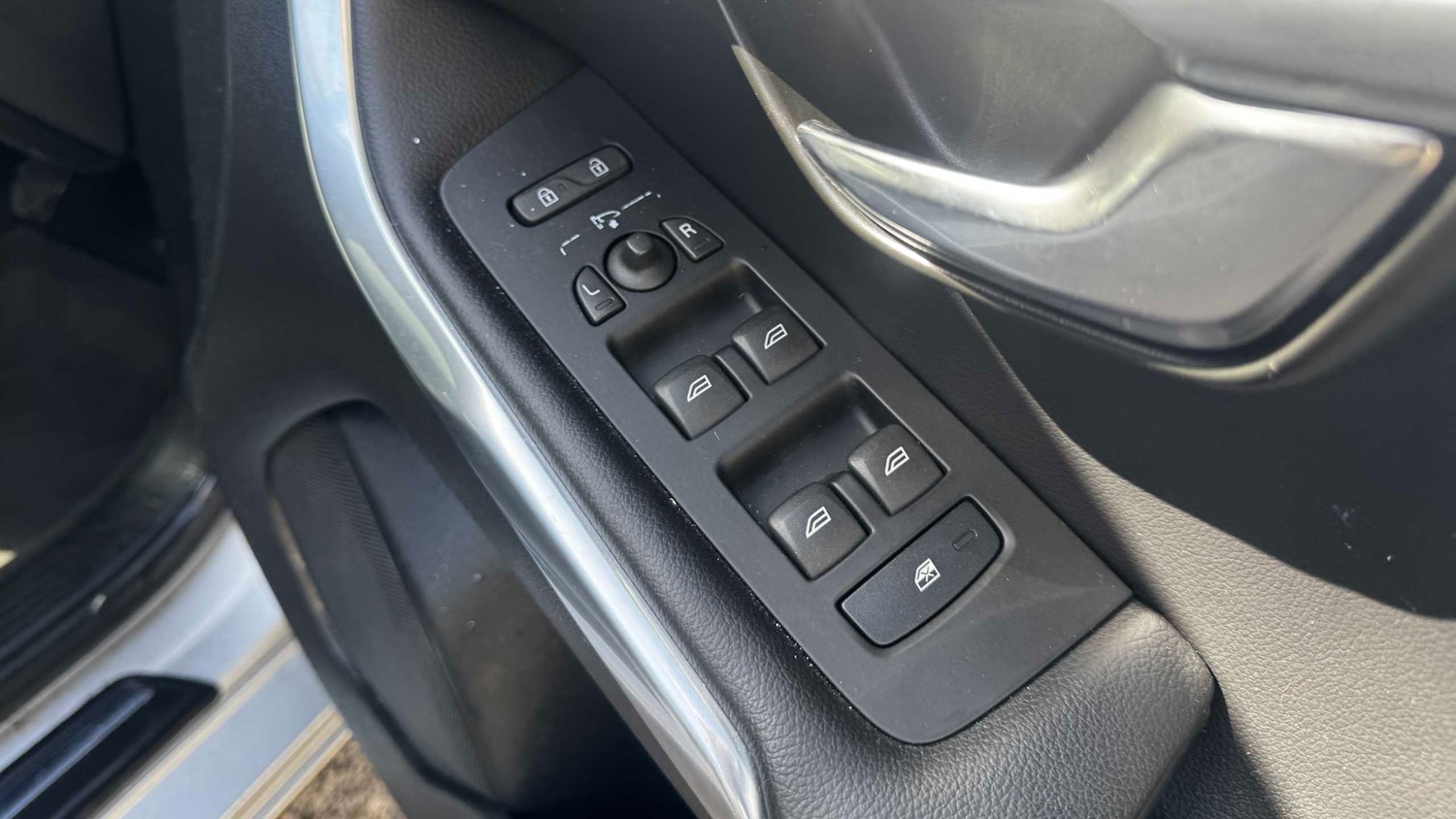 Used Volvo V40 2015 for sale - 78149150: Photo 23