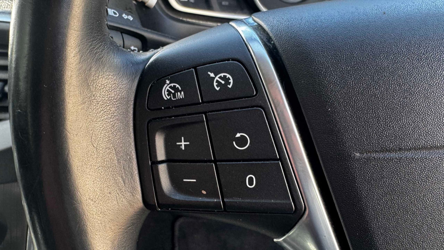 Used Volvo V40 2015 for sale - 78149150: Photo 26