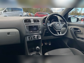Used Volkswagen Polo 2015 for sale - 76523988: Photo
