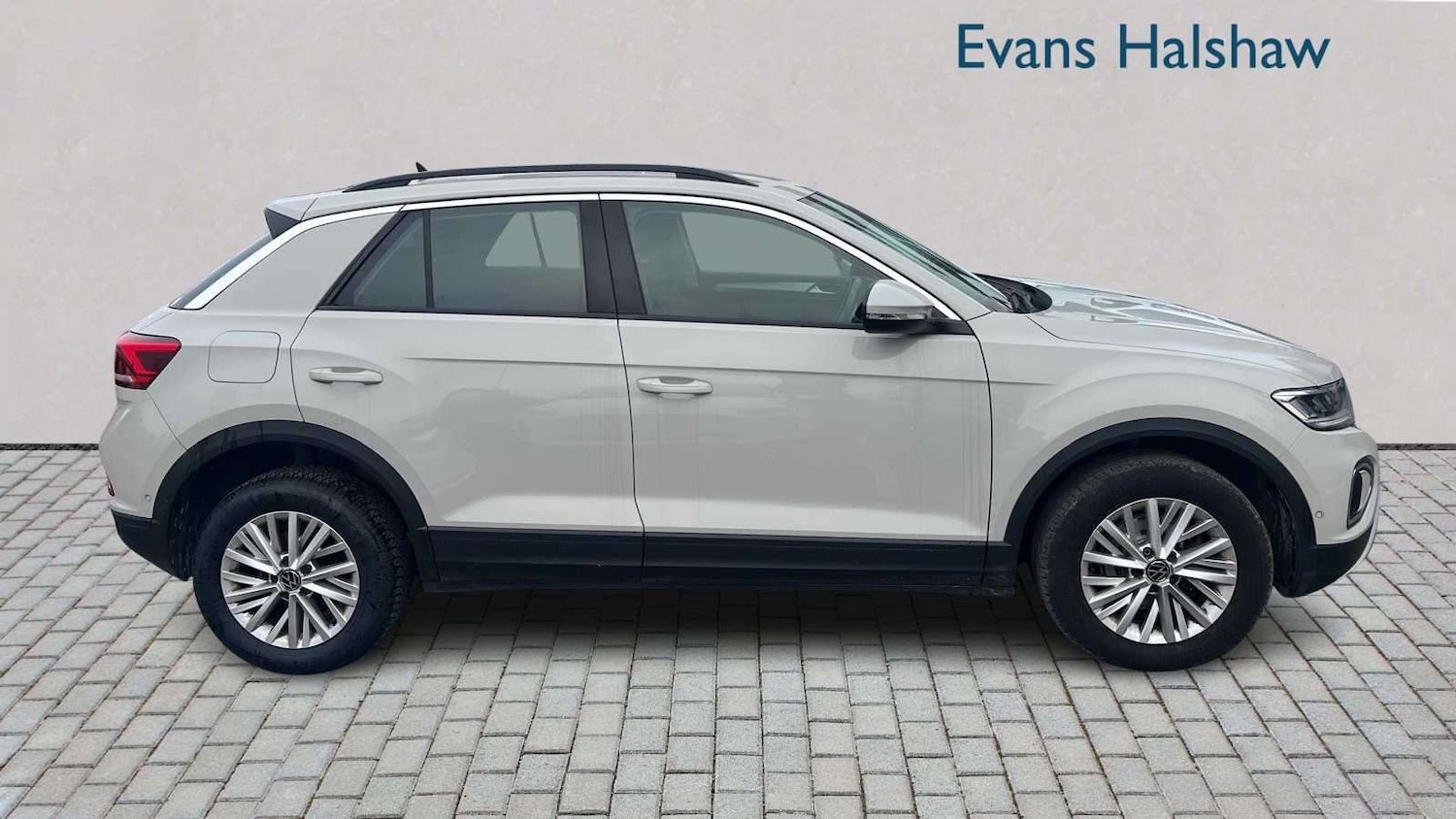 Used Volkswagen T-Roc 2023 for sale - 77711180: Photo 2