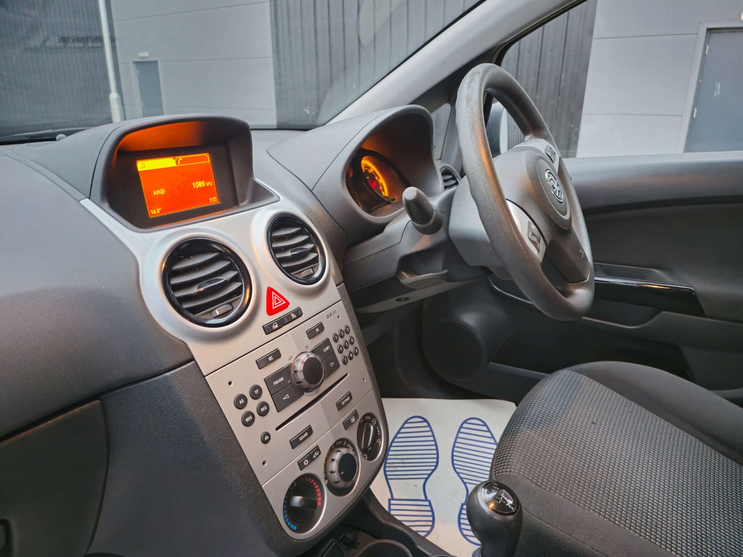 Used Vauxhall Corsa 2011 for sale - 76280395: Photo 2