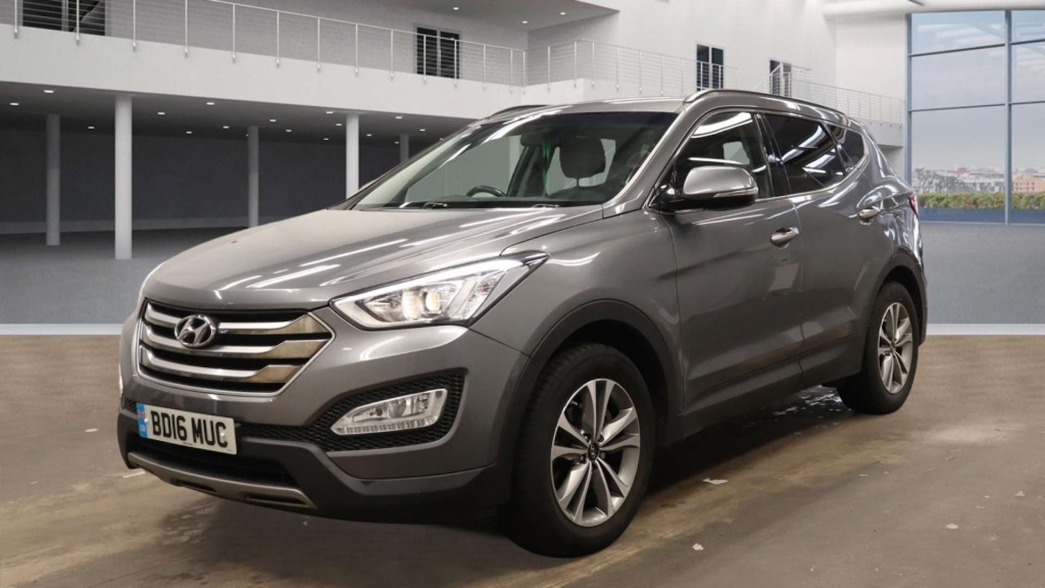 Used Hyundai Santa Fe 2016 for sale - 77981123: Photo 2