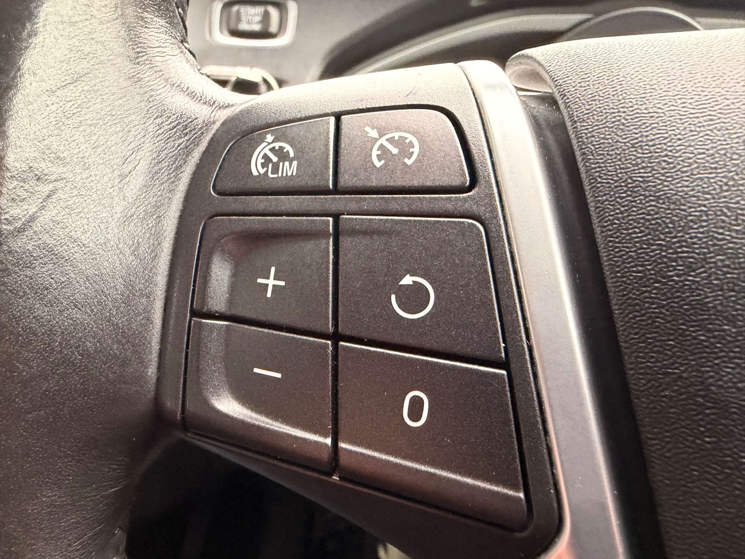 Used Volvo V40 2015 for sale - 77399252: Photo 16