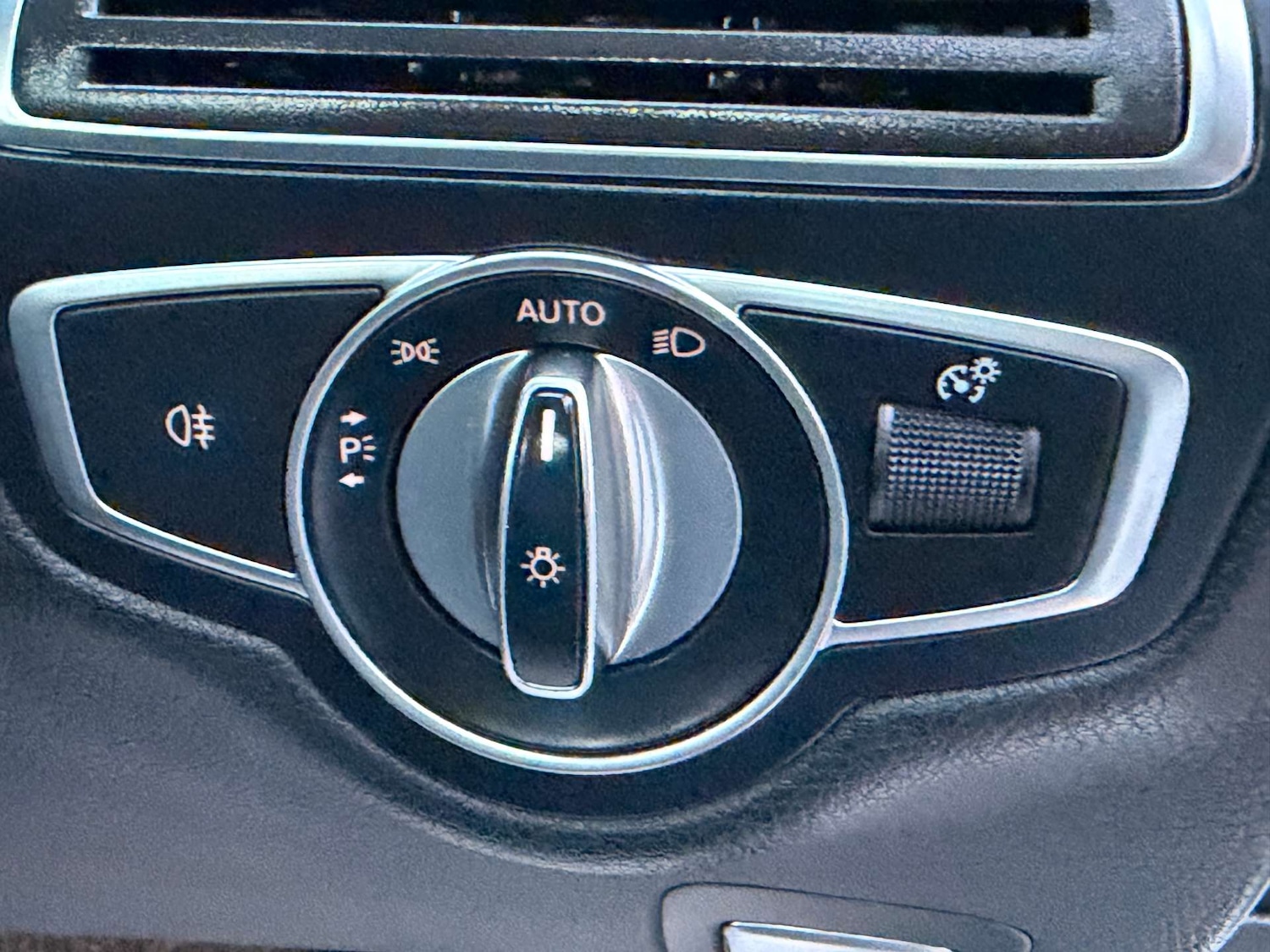 Used Mercedes-Benz C Class 2018 for sale - 76642999: Photo 13