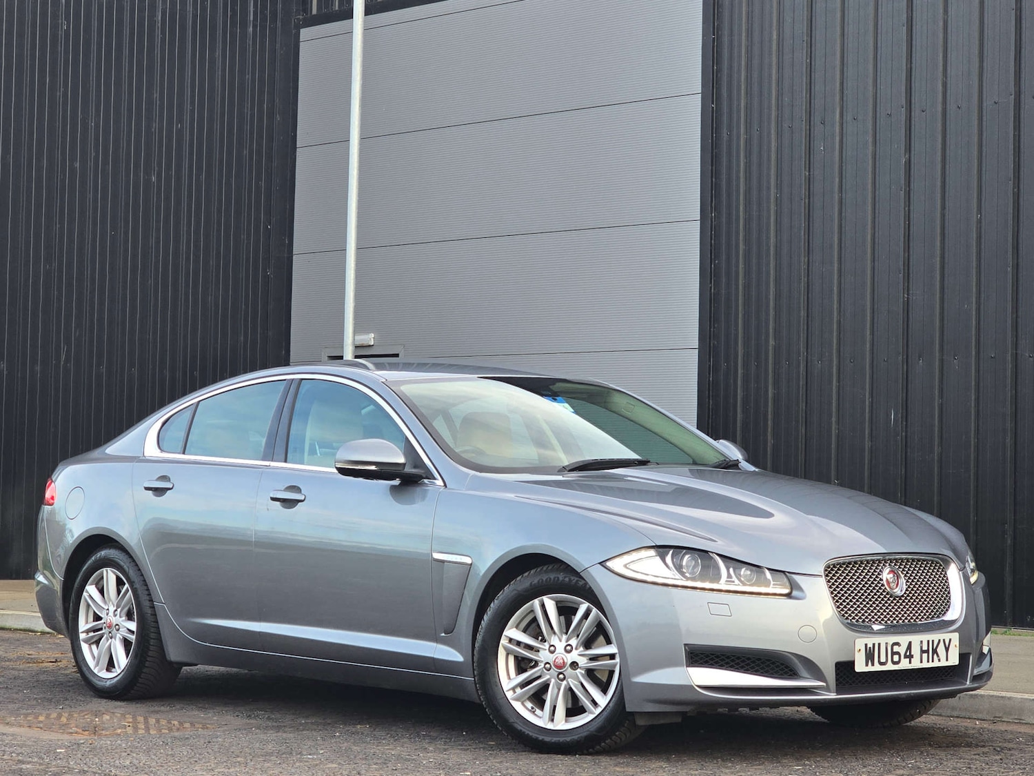 Used Jaguar XF 2014 for sale - 76105324: Photo 1