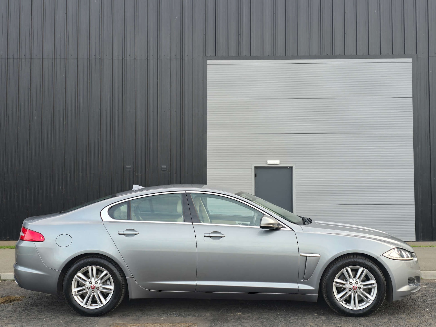 Used Jaguar XF 2014 for sale - 76105324: Photo 4