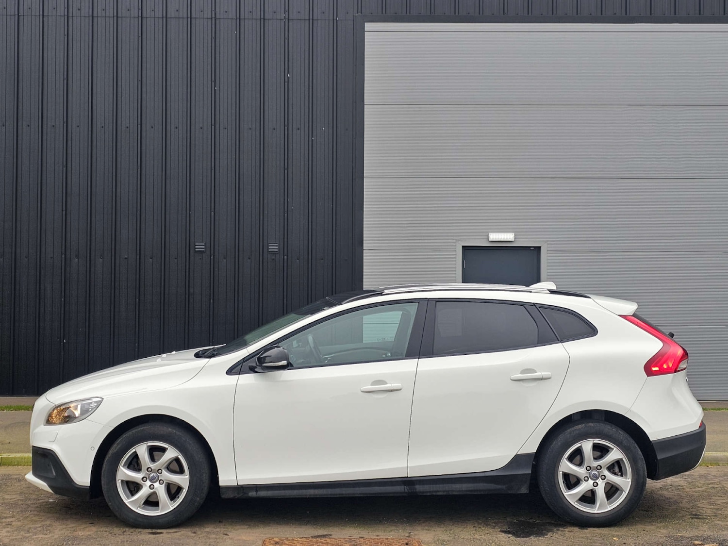 Used Volvo V40 2013 for sale - 77662726: Photo 4