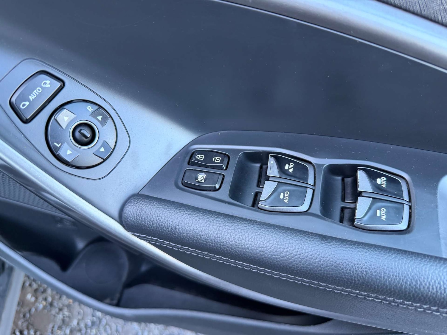 Used Hyundai Santa Fe 2015 for sale - 76735833: Photo 19