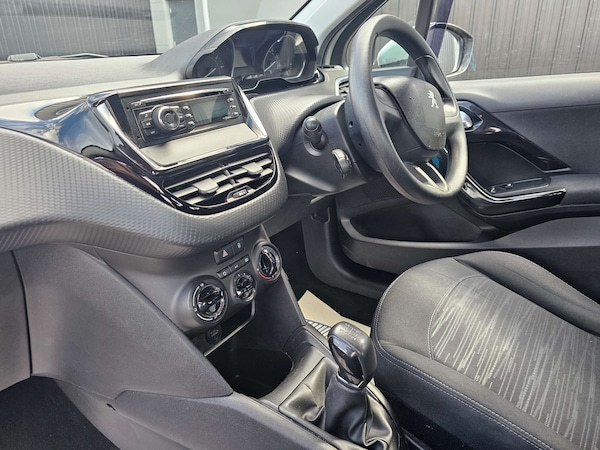 Used Peugeot 208 2015 for sale - 76181550: Photo 2