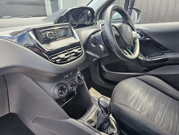 Used Peugeot 208 2015 for sale - 76181550: Photo 2