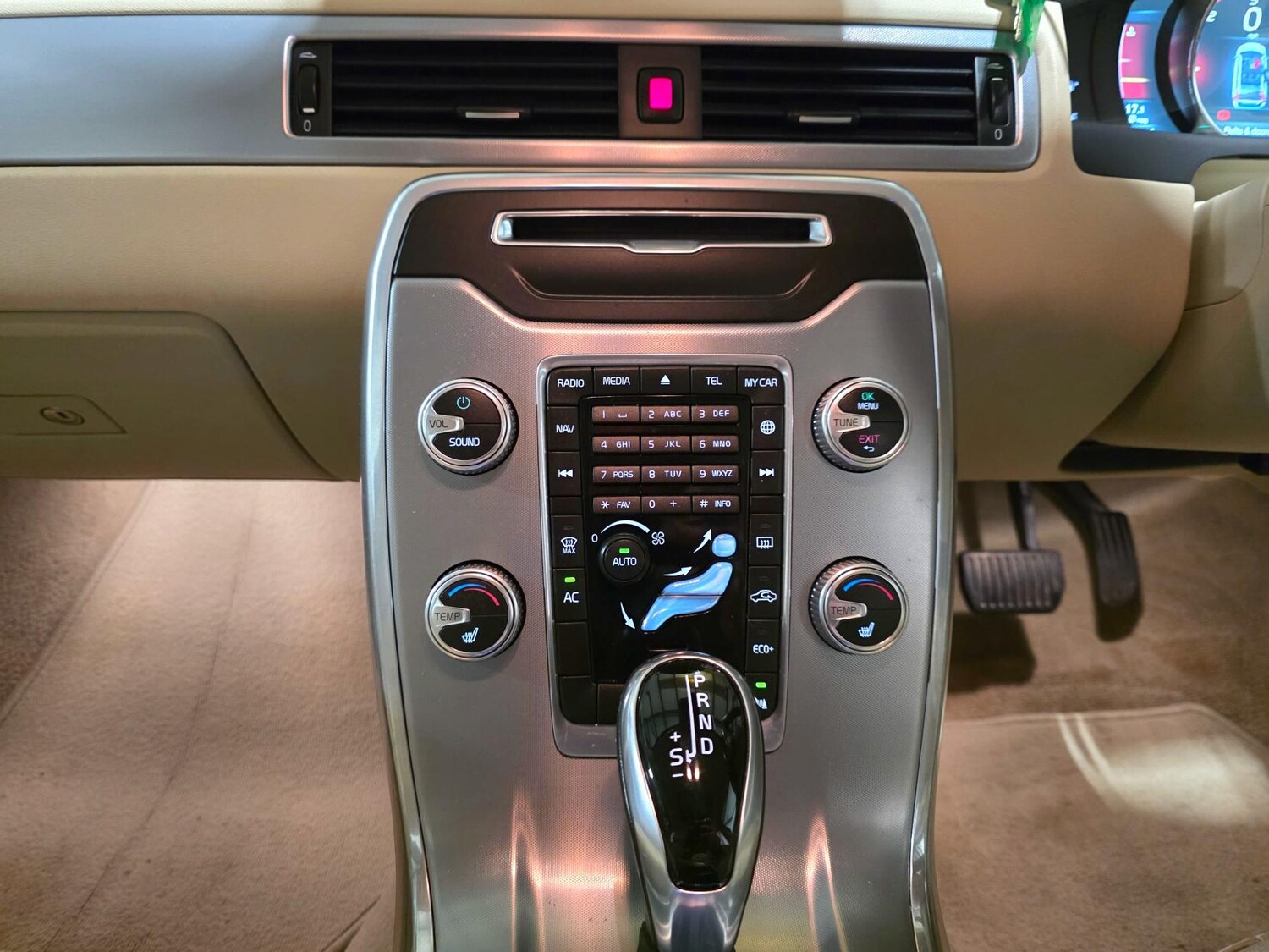 Used Volvo V70 2015 for sale - 77649998: Photo 9