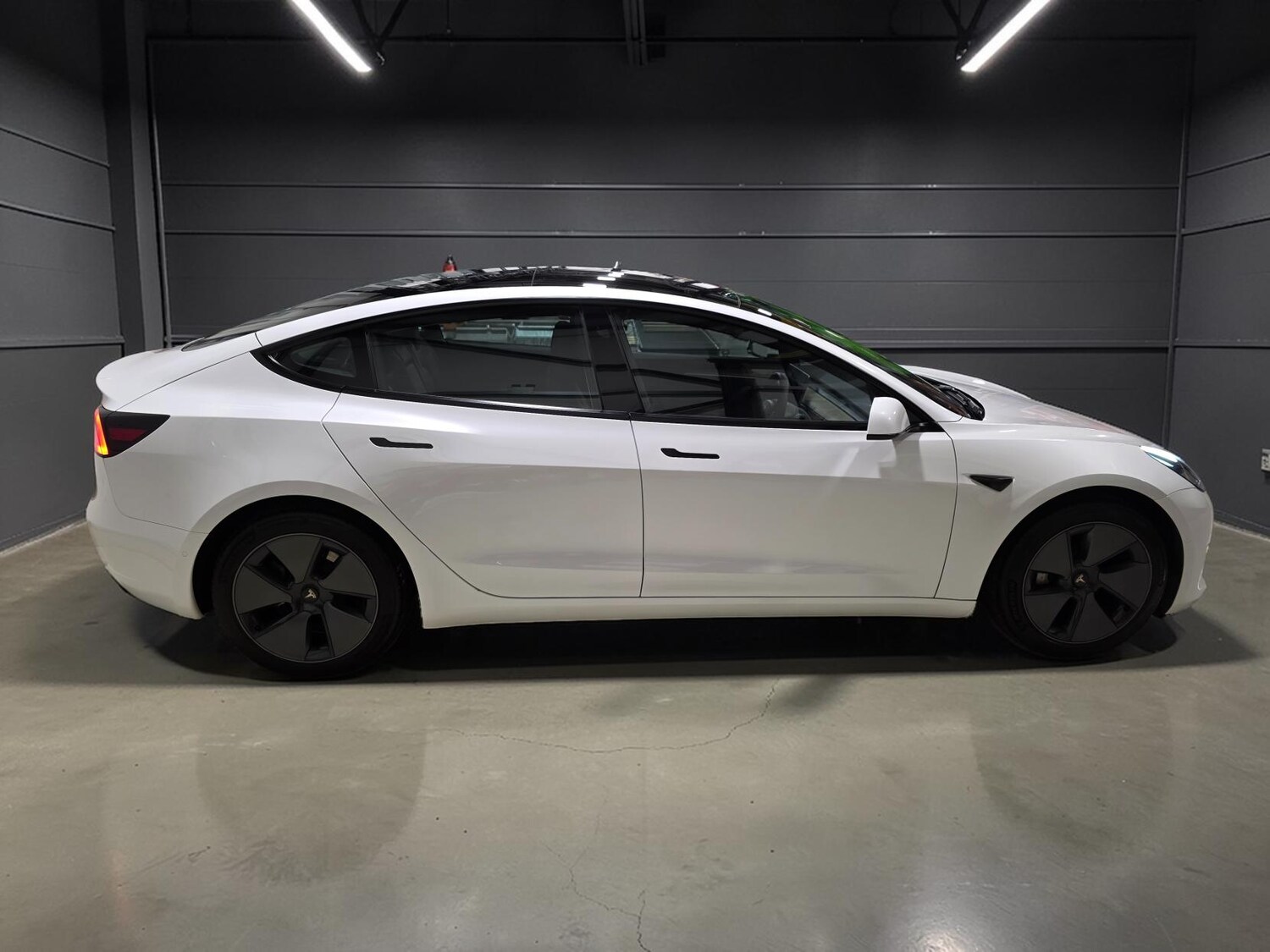 Used Tesla Model 3 2021 for sale - 77650000: Photo 8
