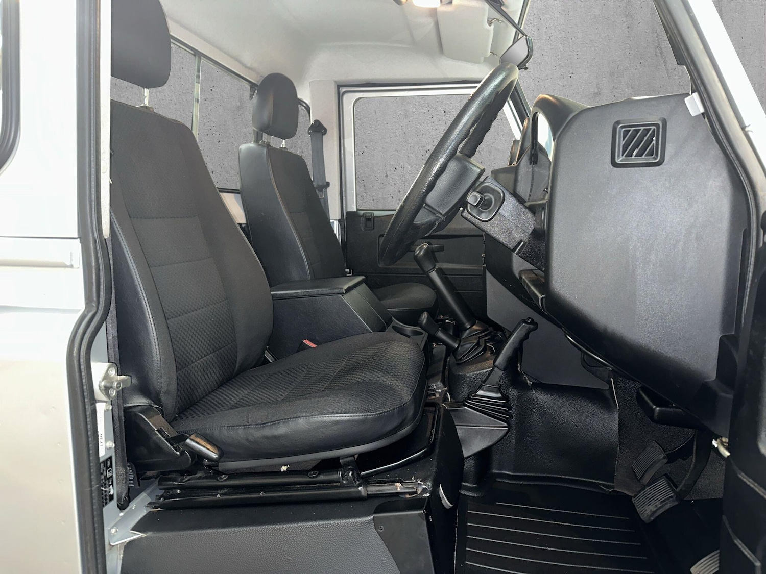 Used Land Rover Defender 2013 for sale - 76572036: Photo 4