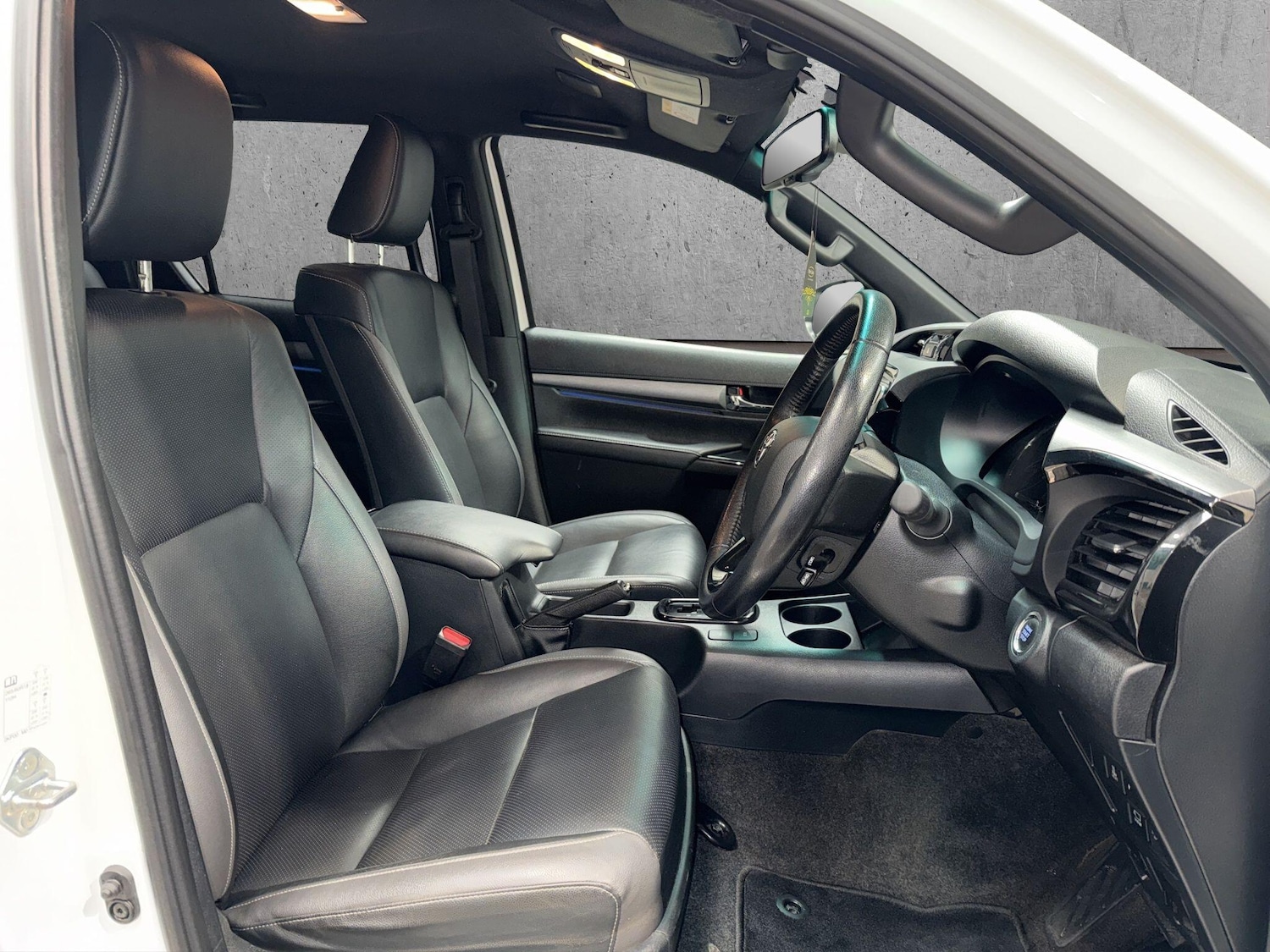 Used Toyota Hilux 2023 for sale - 77908638: Photo 4