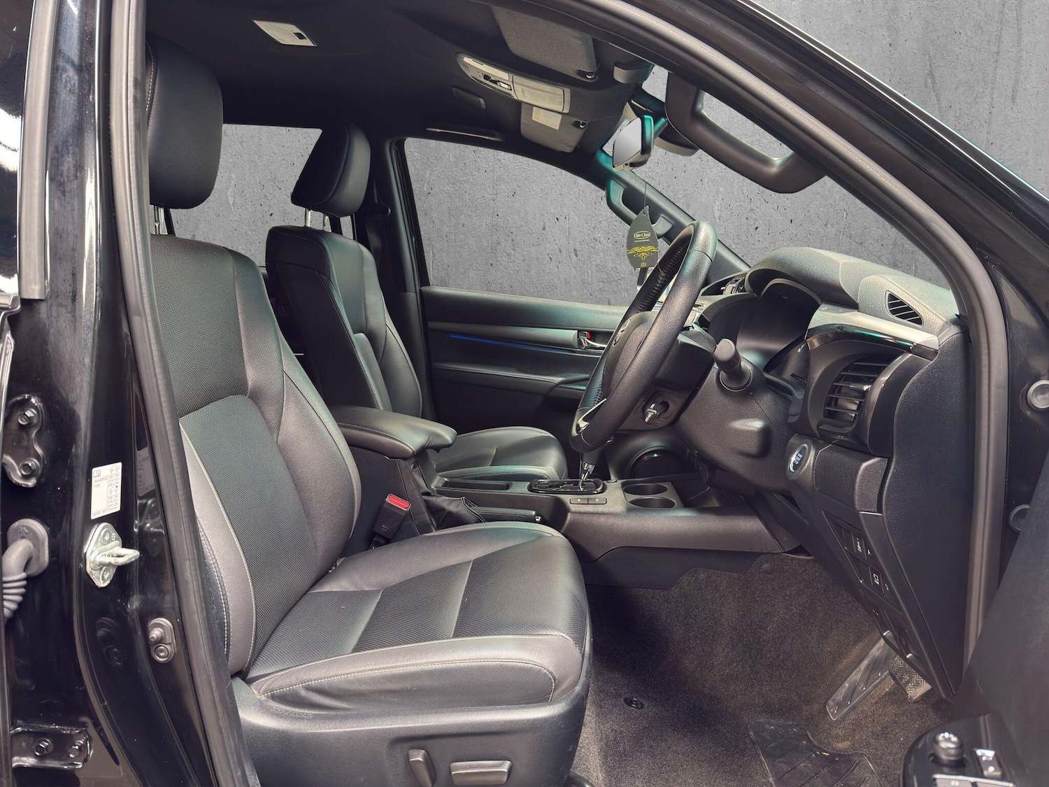 Used Toyota Hilux 2023 for sale - 77970730: Photo 4