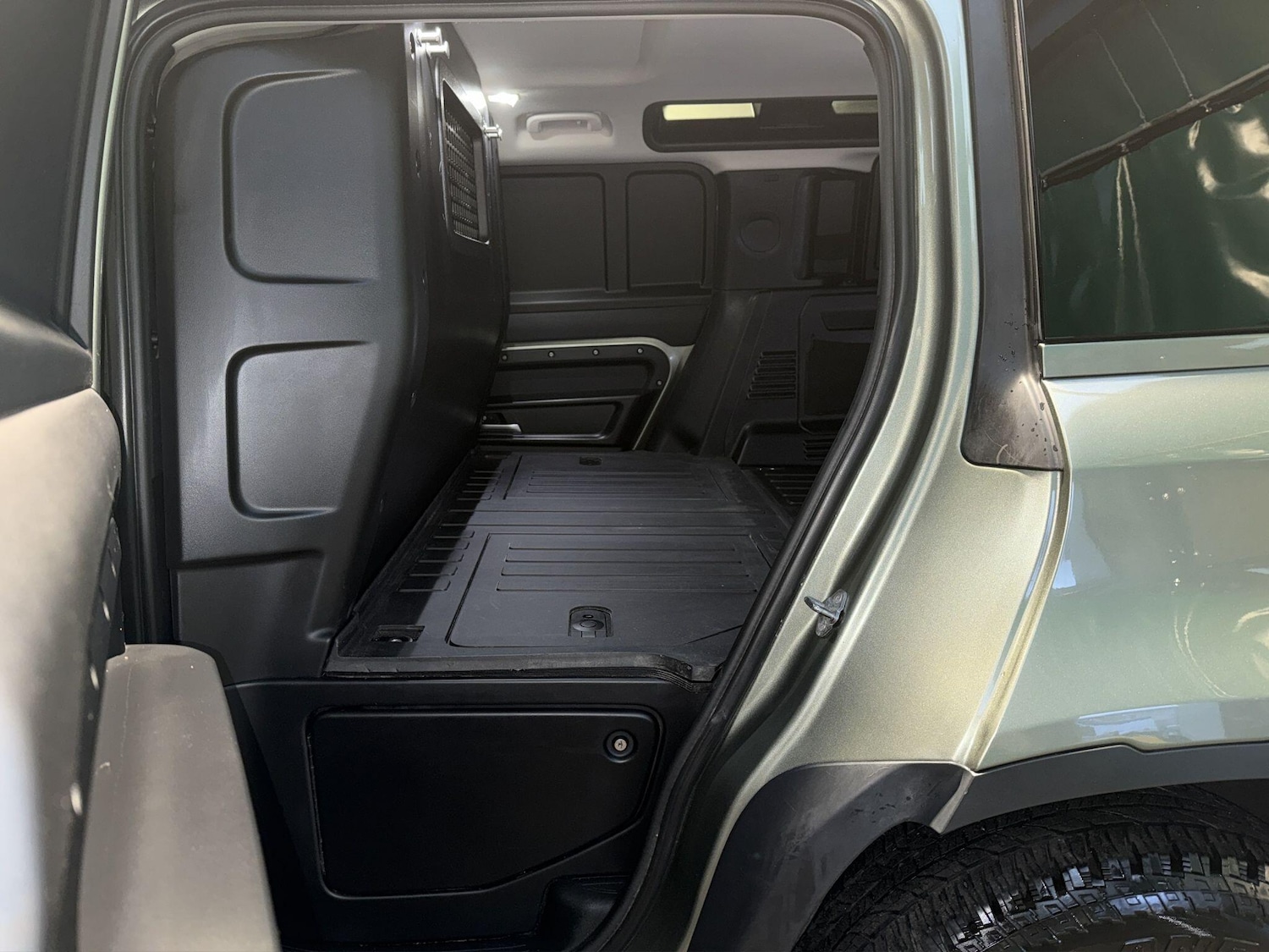 Used Land Rover Defender 2023 for sale - 76865584: Photo 17