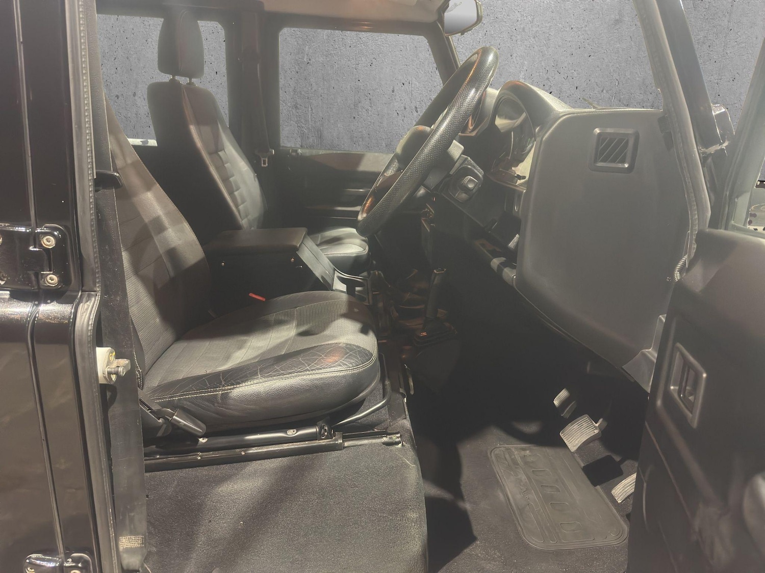 Used Land Rover Defender 2009 for sale - 76572459: Photo 4