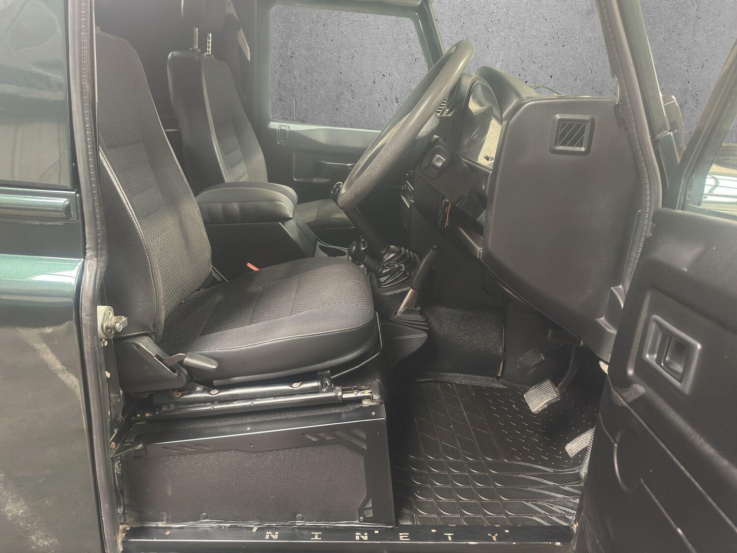 Used Land Rover Defender 90 for sale - 77670641: Photo 6