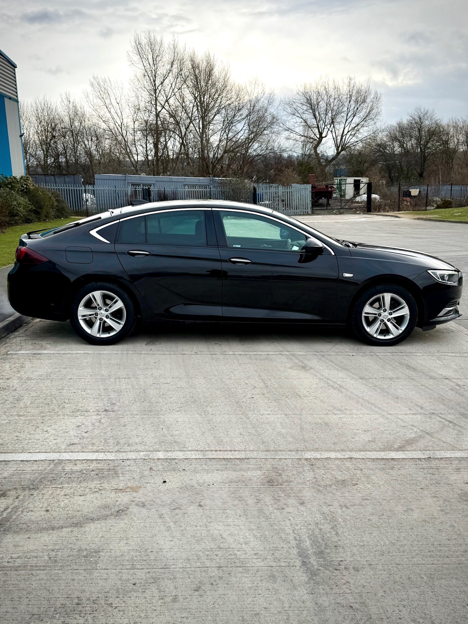 Used Vauxhall Insignia 2017 for sale - 77467848: Photo 2