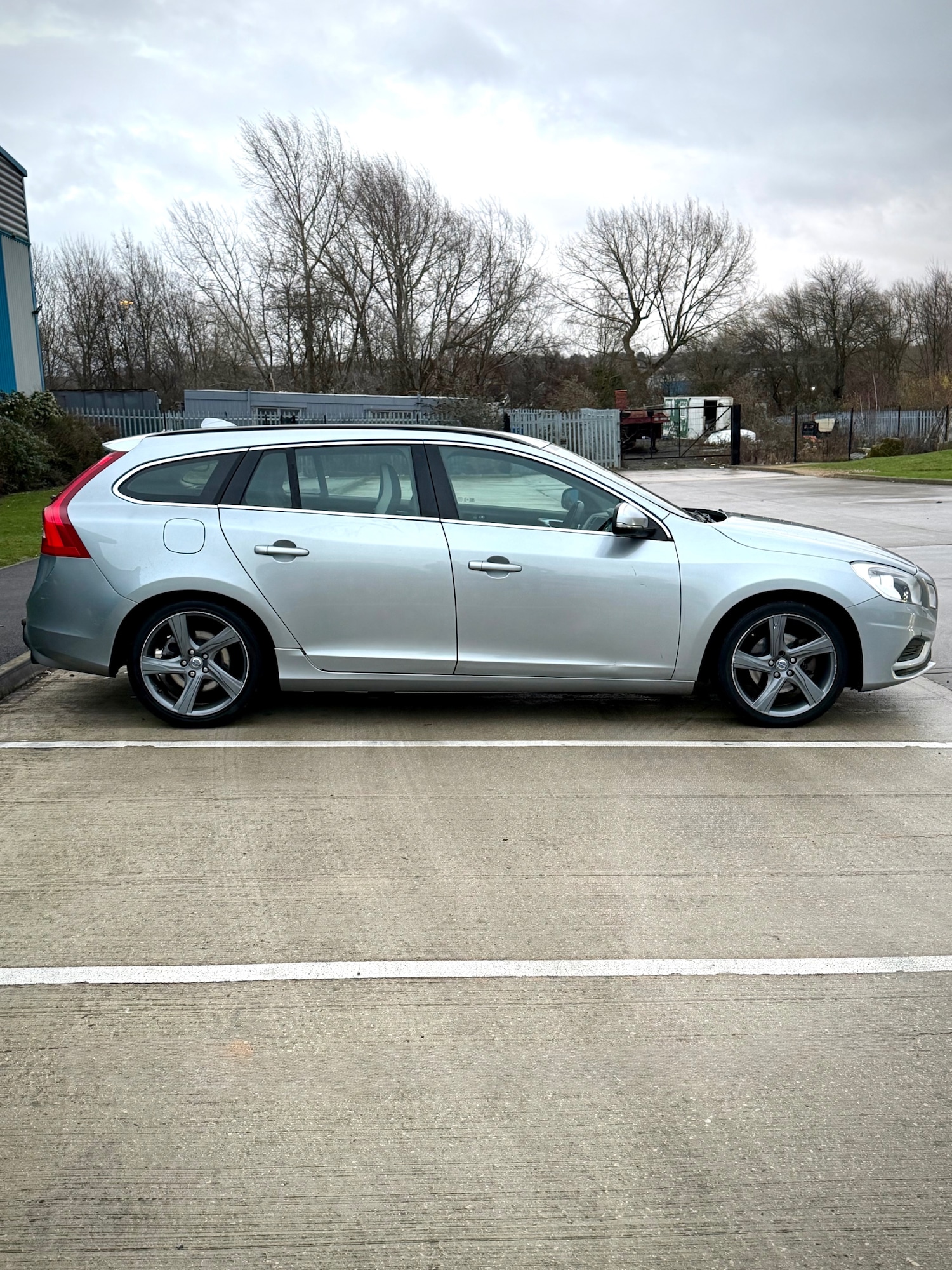 Used Volvo V60 2011 for sale - 77289474: Photo 2