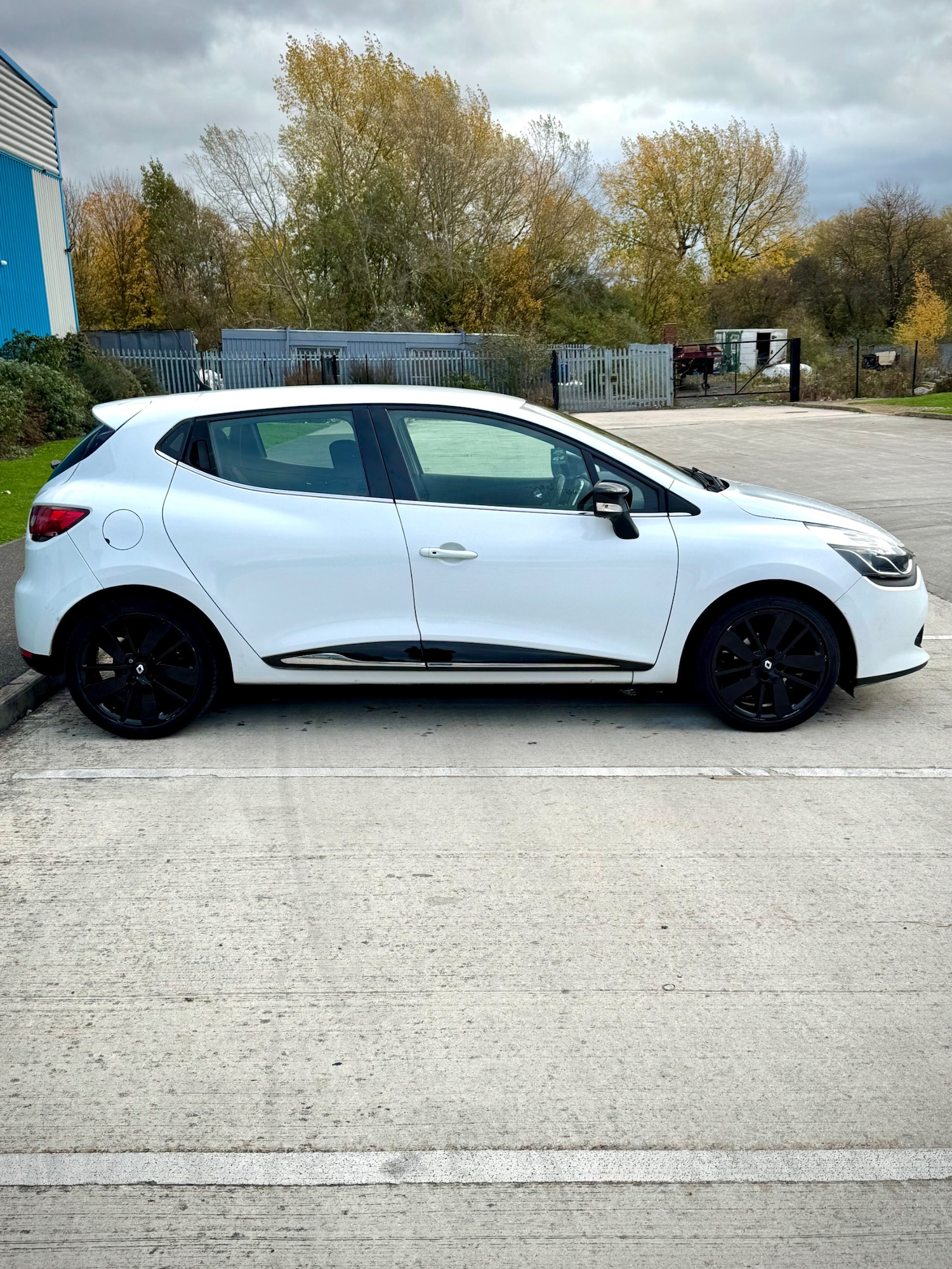 Used Renault Clio 2016 for sale - 76453119: Photo 2