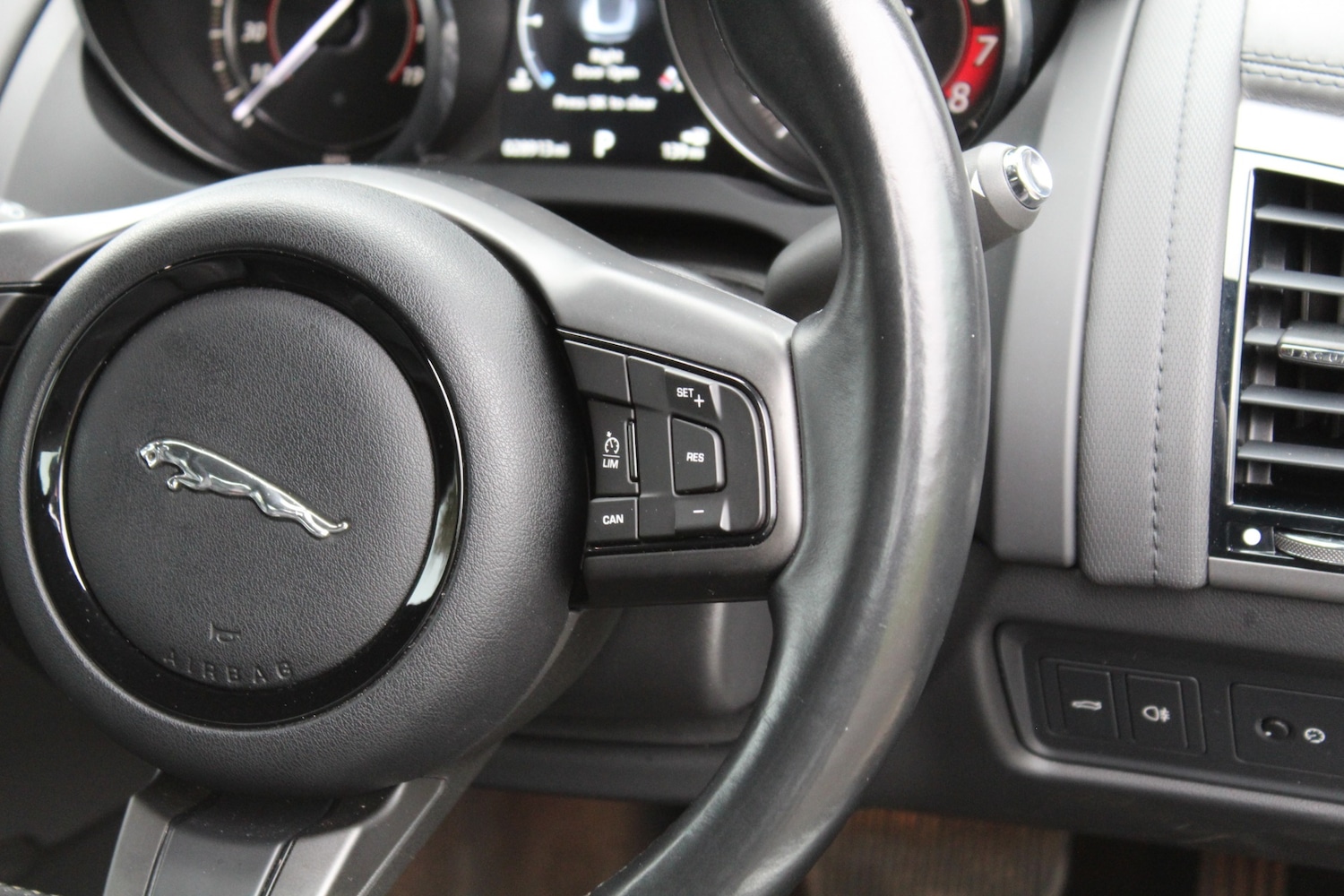 Used Jaguar F-Type 2016 for sale - 76884677: Photo 27