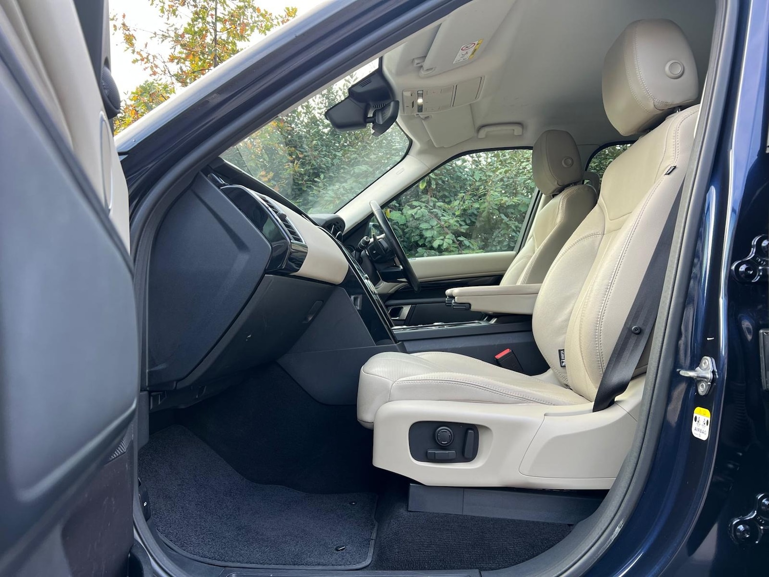 Used Land Rover Discovery 2017 for sale - 77195047: Photo 16