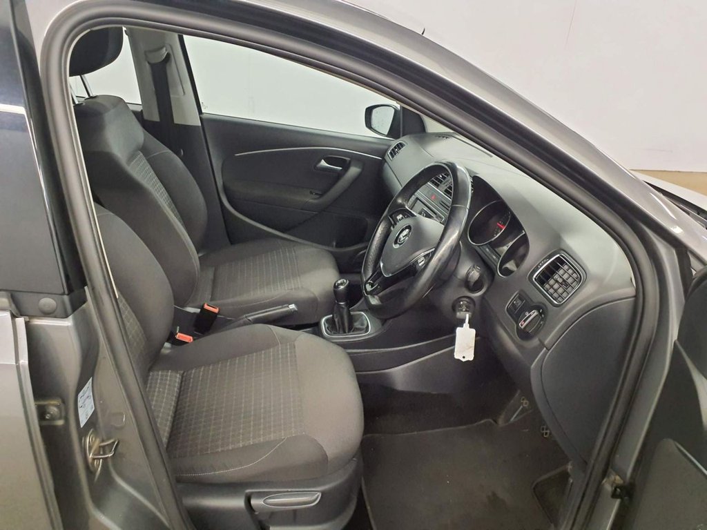 Used Volkswagen Polo 2016 for sale - 76724132: Photo 2