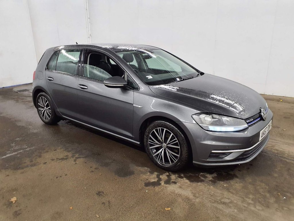Used Volkswagen Golf 2017 for sale - 77356123: Photo 1