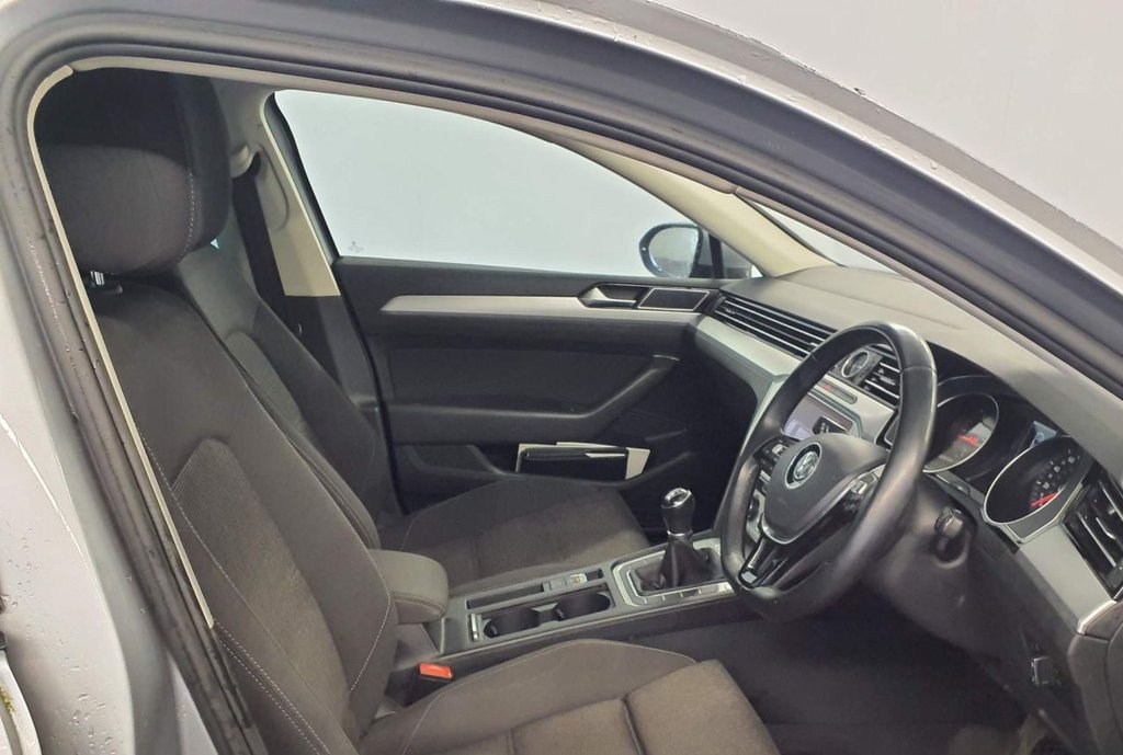 Used Volkswagen Passat 2017 for sale - 77905307: Photo 2