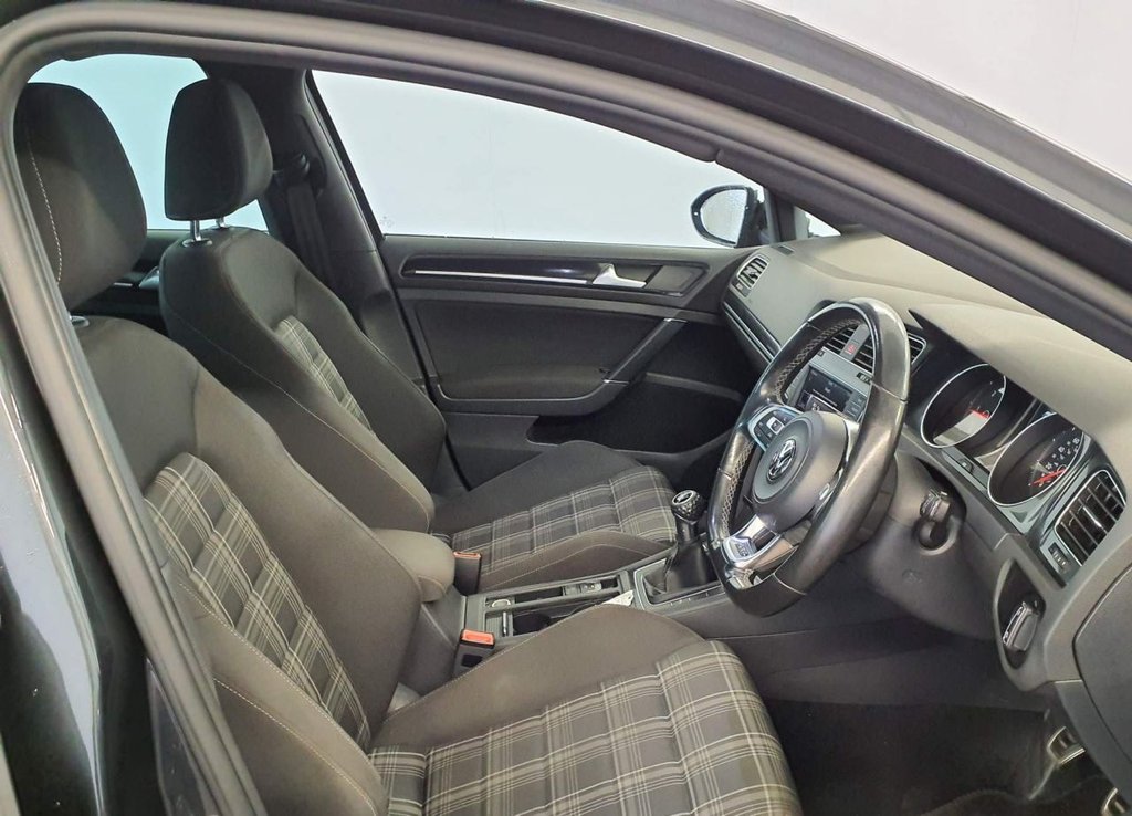 Used Volkswagen Golf 2016 for sale - 77850197: Photo 2