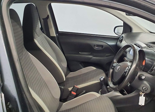 Used Toyota AYGO 2019 for sale - 76323648: Photo 2