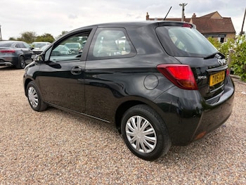 Used Toyota Yaris 2015 for sale - 79538924: Photo