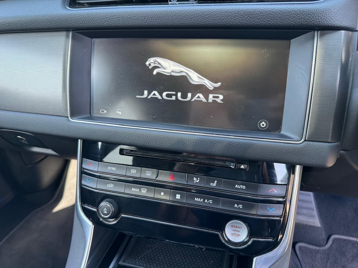 Used Jaguar XF 2016 for sale - 77216284: Photo 32