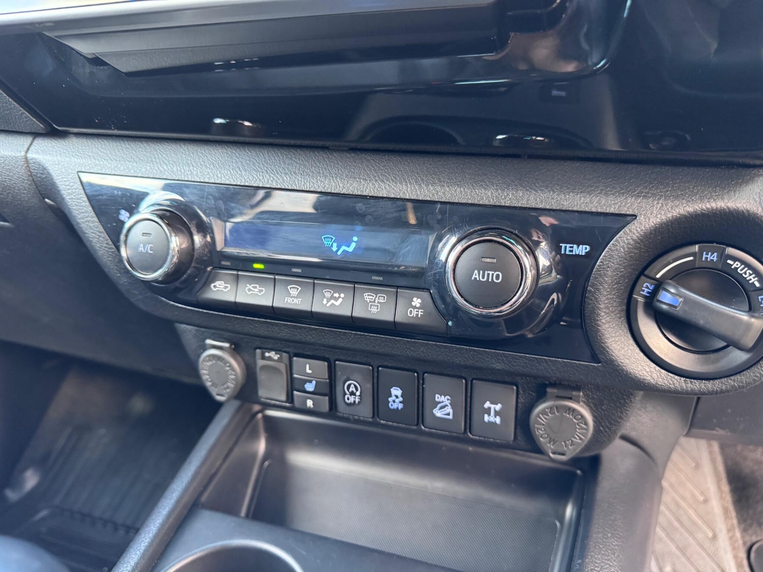 Used Toyota Hilux 2019 for sale - 77017024: Photo 40