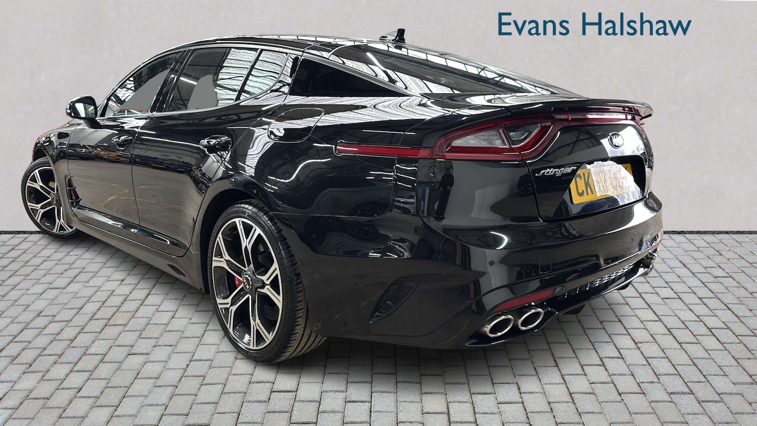 Used Kia Stinger 2017 for sale - 77859600: Photo 2