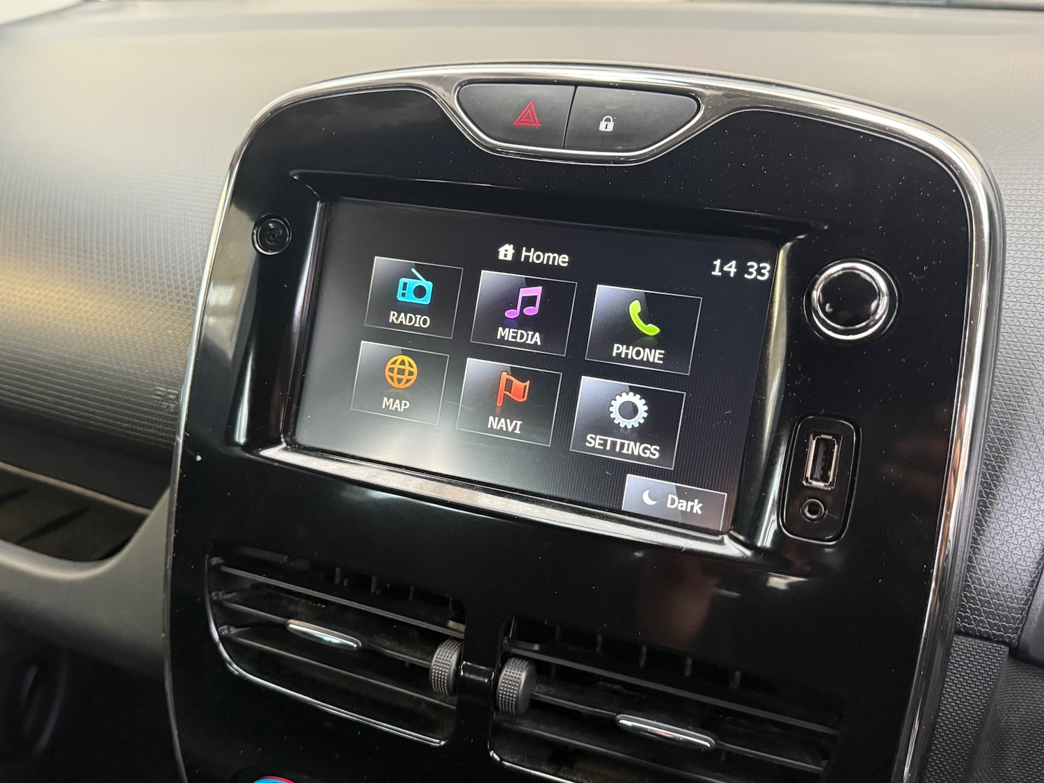 Used Renault Clio 2014 for sale - 76427837: Photo 24