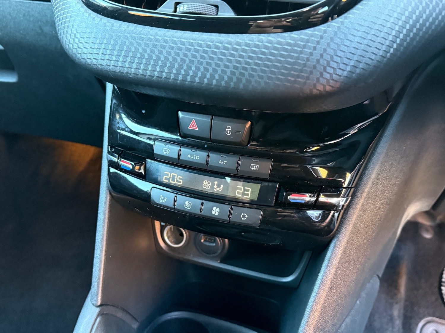 Used Peugeot 208 2018 for sale - 77918795: Photo 28