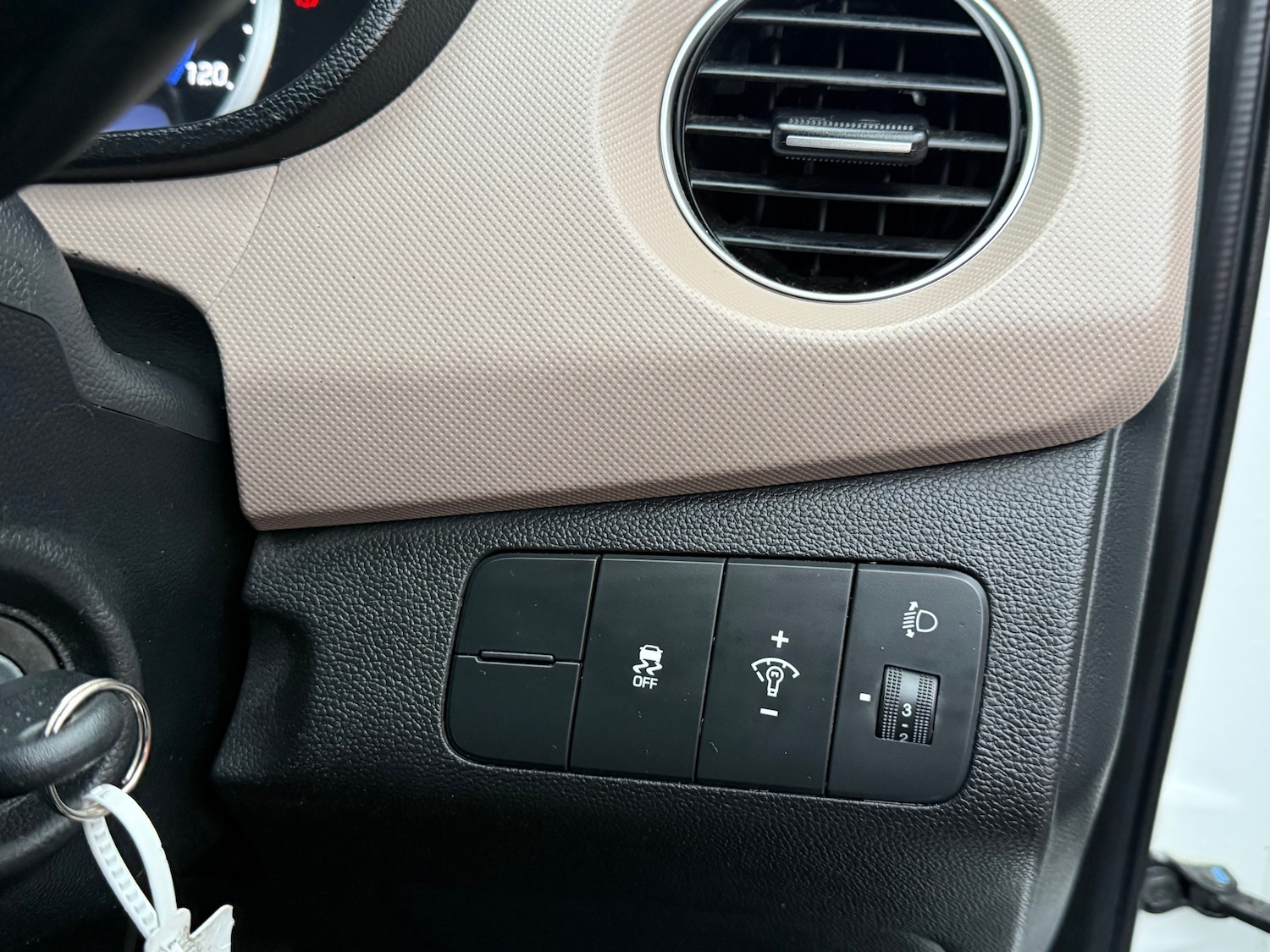 Used Hyundai i10 2015 for sale - 76545517: Photo 20