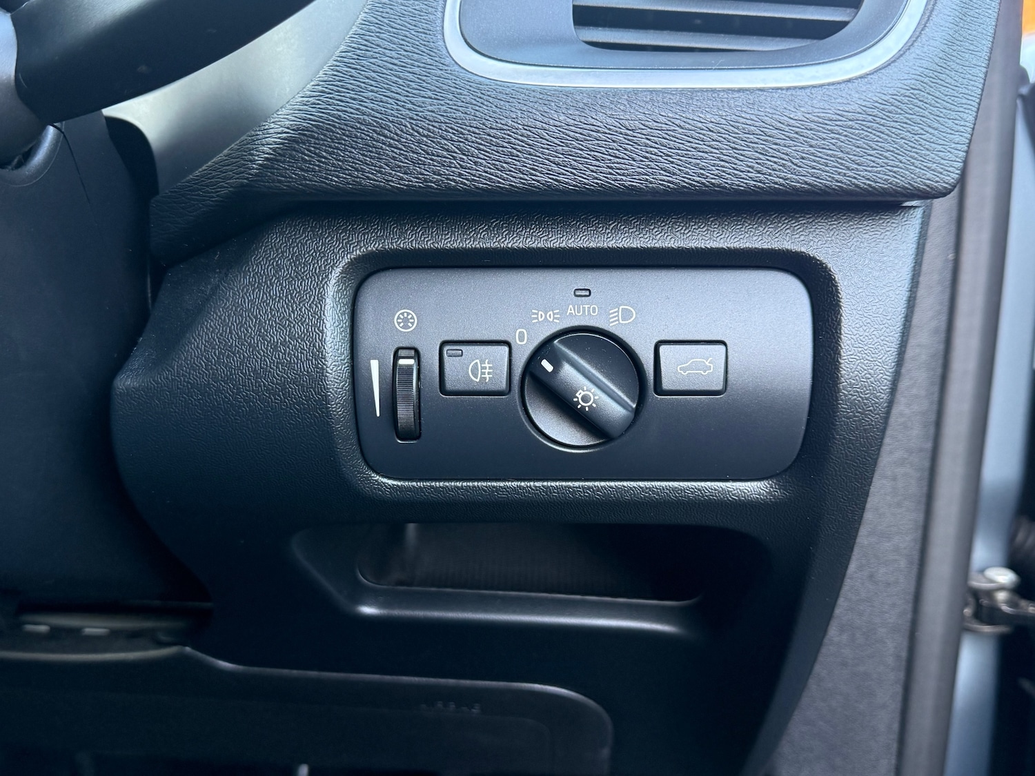 Used Volvo V40 2017 for sale - 77048132: Photo 23