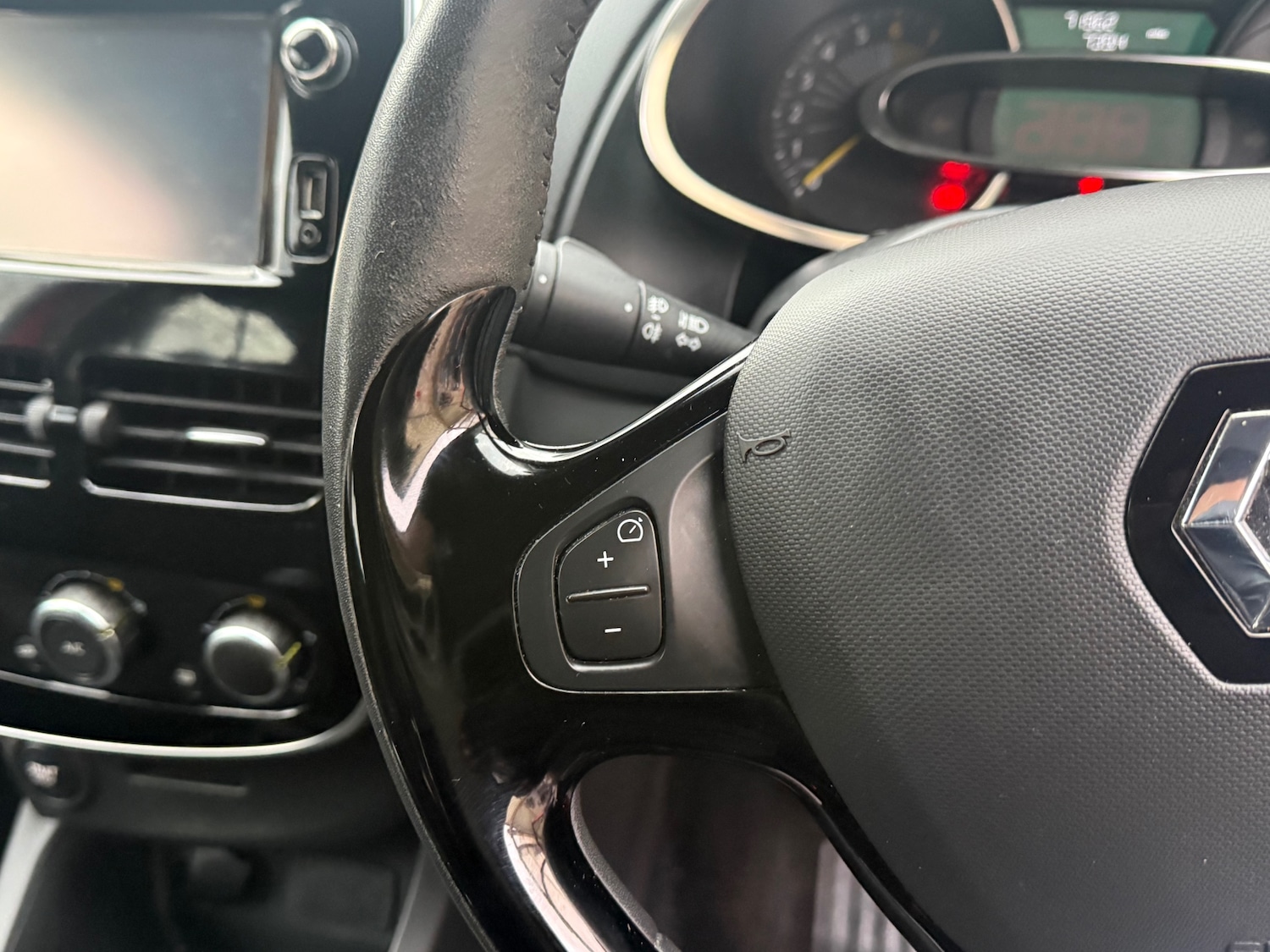 Used Renault Clio 2015 for sale - 77260784: Photo 18