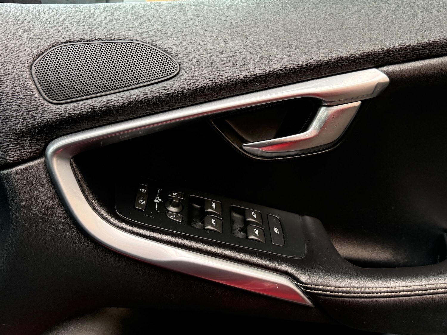 Used Volvo V40 2016 for sale - 77890531: Photo 24