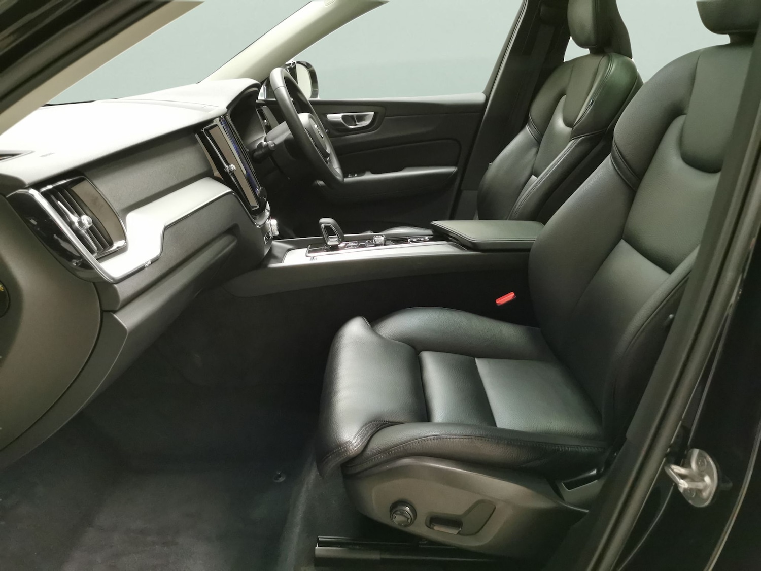 Used Volvo XC60 2023 for sale - 77281423: Photo 4