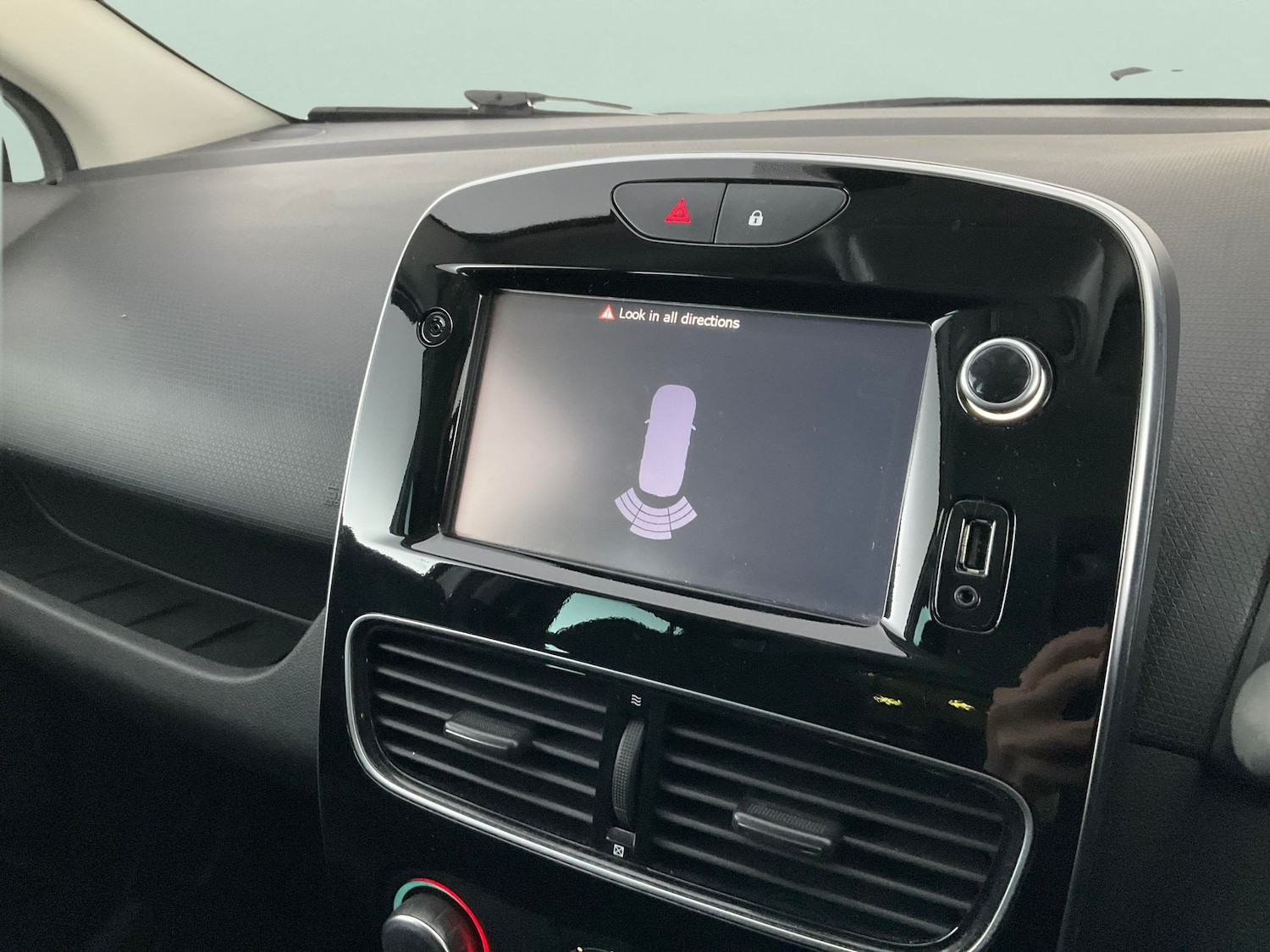 Used Renault Clio 2019 for sale - 76750376: Photo 16