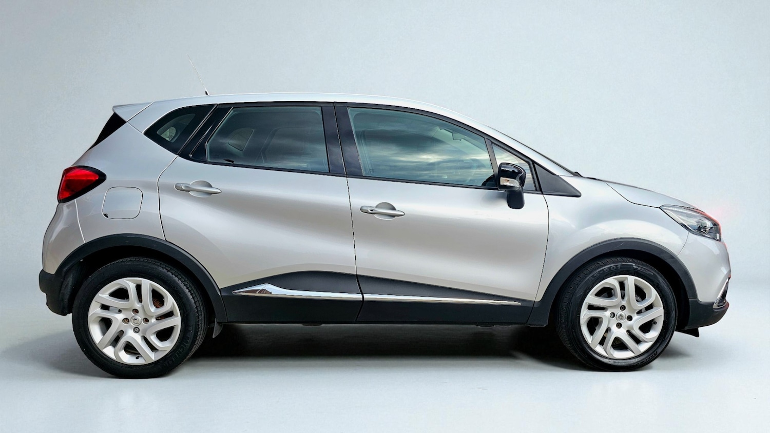 Used Renault Captur 2017 for sale - 77459678: Photo 2